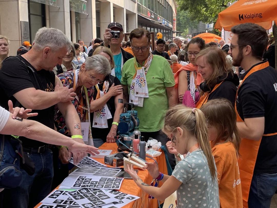 Gut besuchter Stand der Kolpingjugend Trier