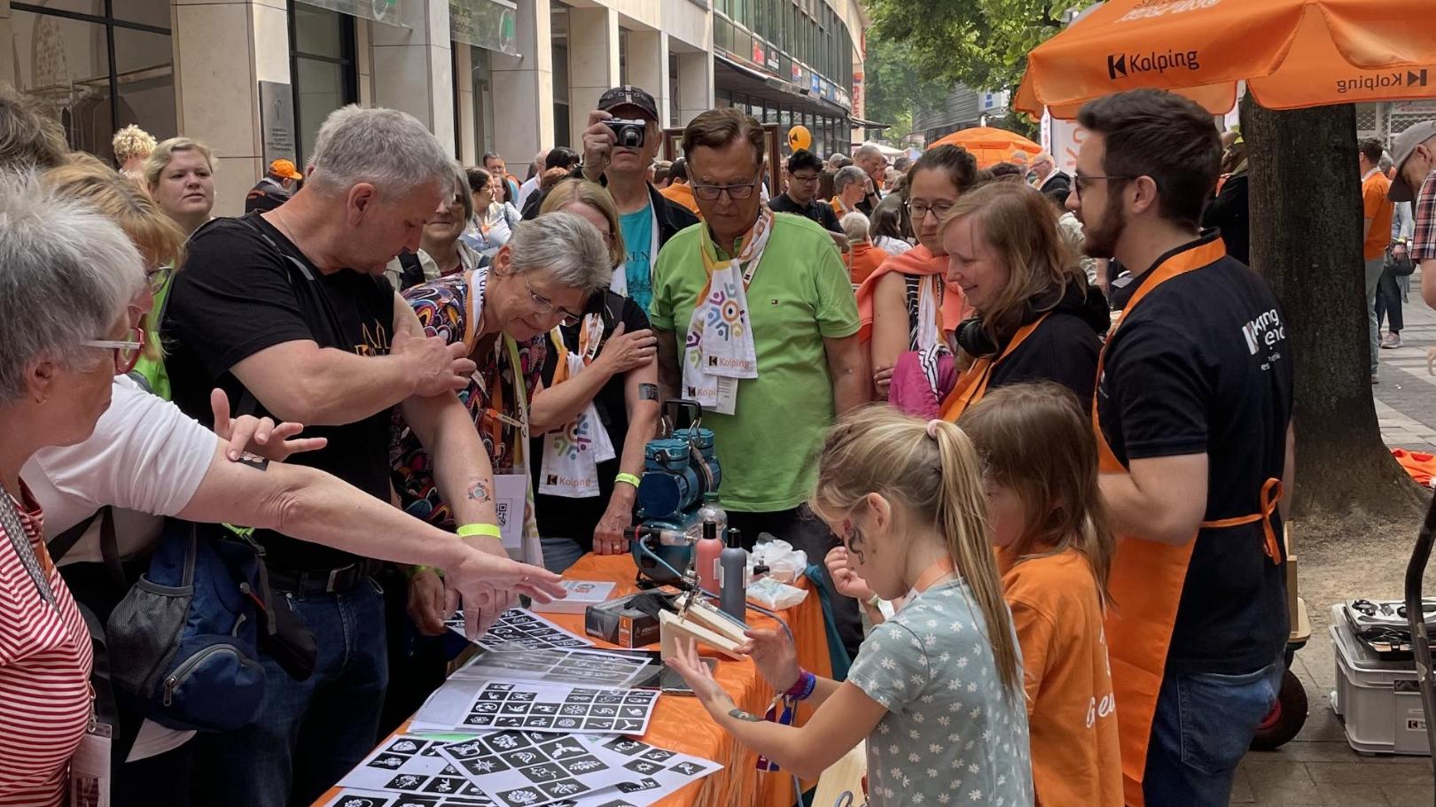 Gut besuchter Stand der Kolpingjugend Trier