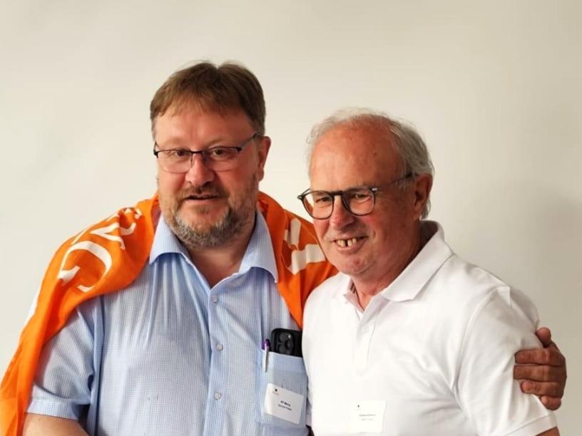 Zu sehen sind der neue und der alte Vorsitzende